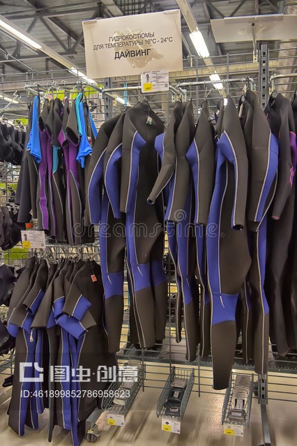 体育用品商店里的湿衣Wetsuits in the sporting goods store